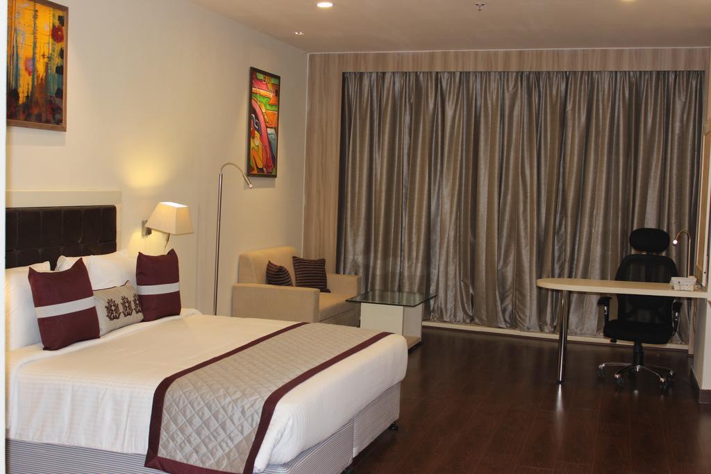 Xenious World Square Hotel Газиабад Экстерьер фото