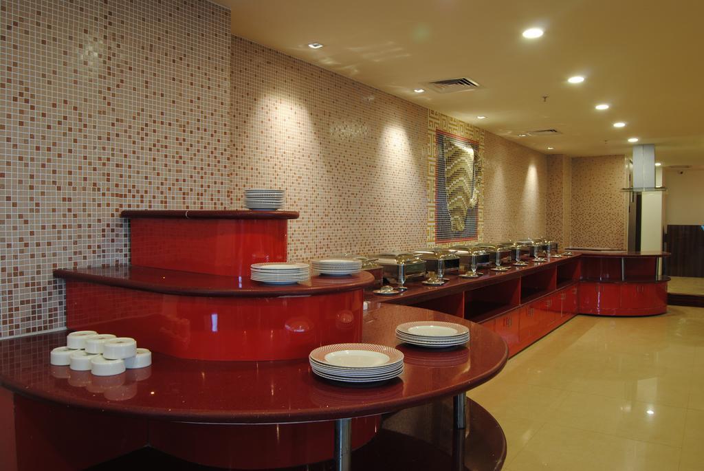 Xenious World Square Hotel Газиабад Экстерьер фото