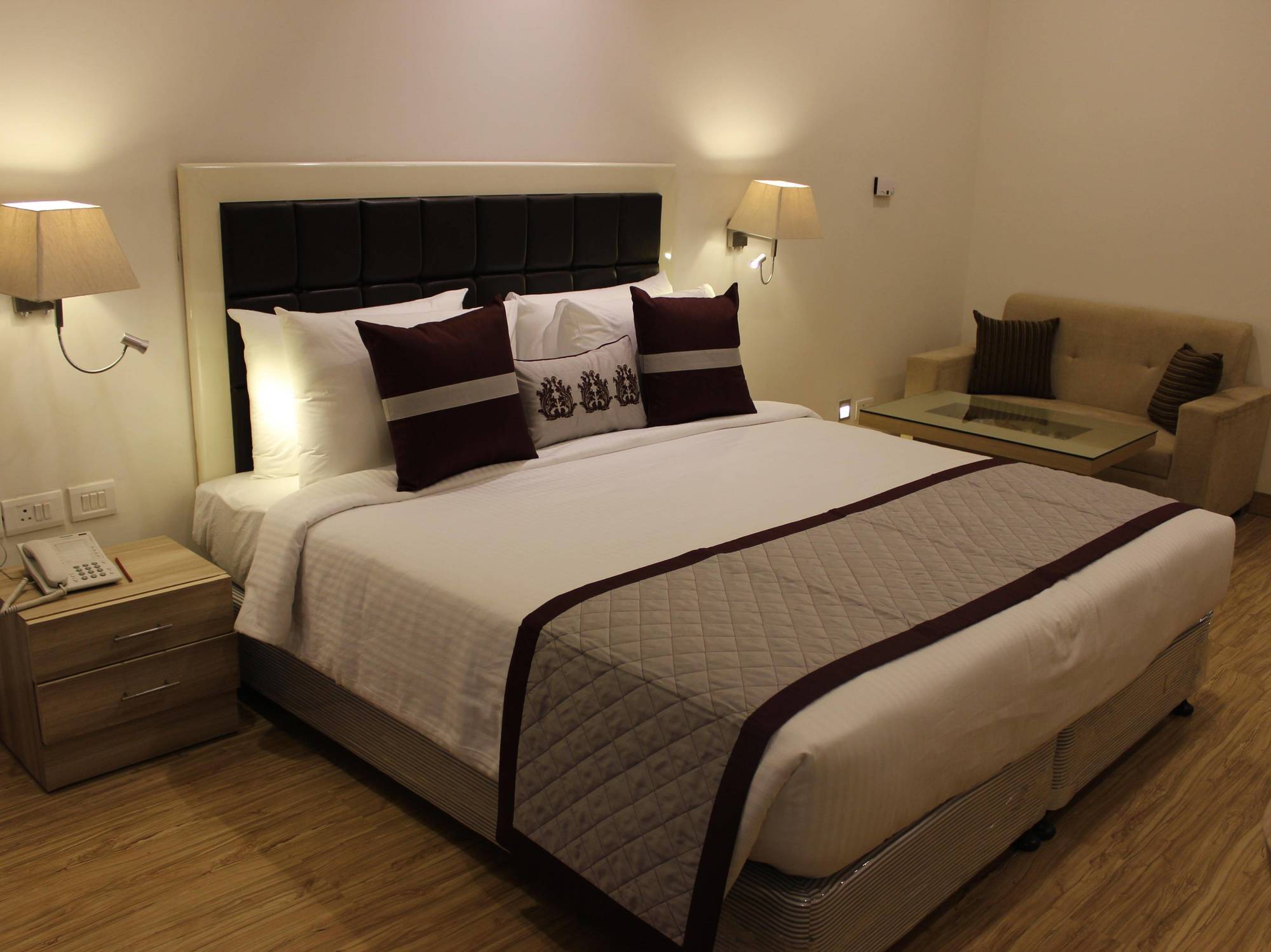 Xenious World Square Hotel Газиабад Экстерьер фото