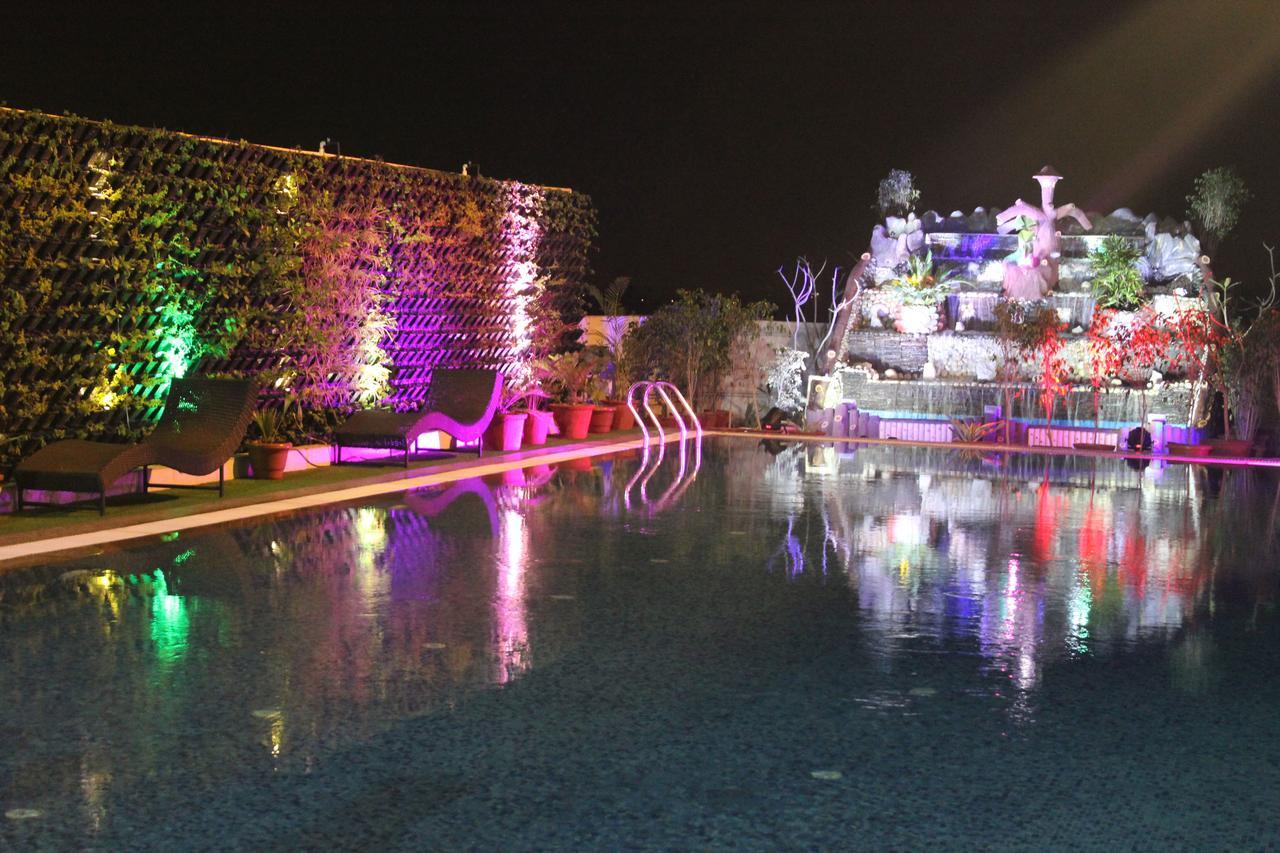 Xenious World Square Hotel Газиабад Экстерьер фото